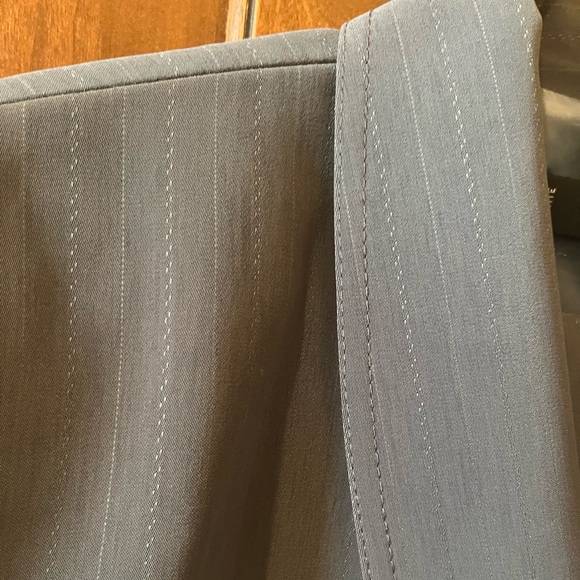 Kasper Gray Women's Two-Piece Suit, Blazer/Jacket with Slacks. Size 16 Petite. - Picture 5 of 13